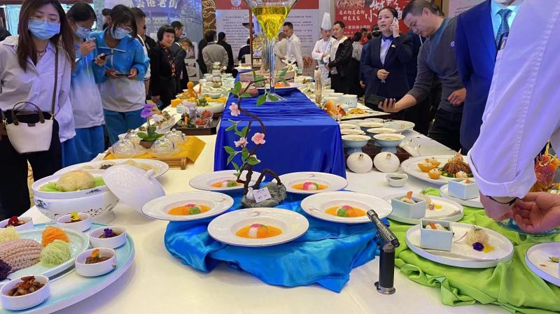 我系師生觀摩、學(xué)習(xí)現(xiàn)場(chǎng)美食作品.jpg